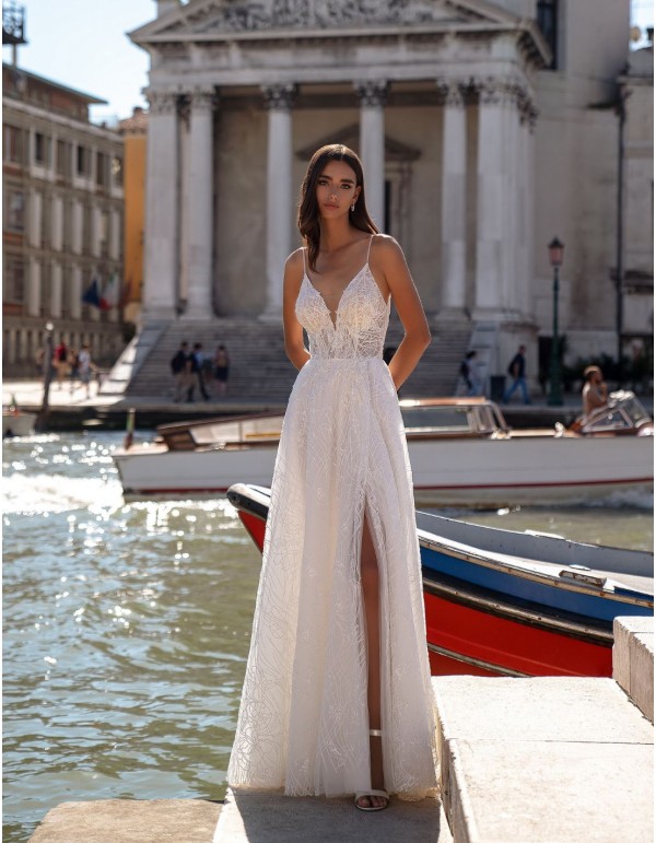 Robe de mariée ivoire avec corsage et encolure perlés 2