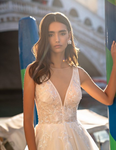 Robe longue de mariage ivoire avec décolleté en V et corsage en strass