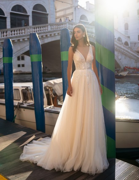 Robe longue de mariage ivoire avec décolleté en V et corsage en strass