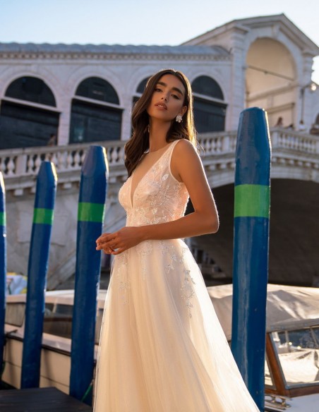 Vestido de novia largo marfil con escote en V y cuerpo de pedrería