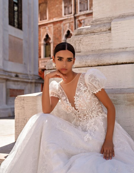 Robe longue de mariage en tulle brodé de fleurs avec manches lanternes courtes