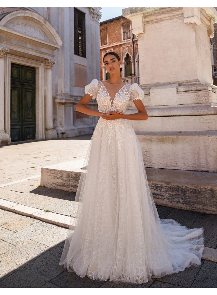 Vestido largo de novia en tul bordado de flores...