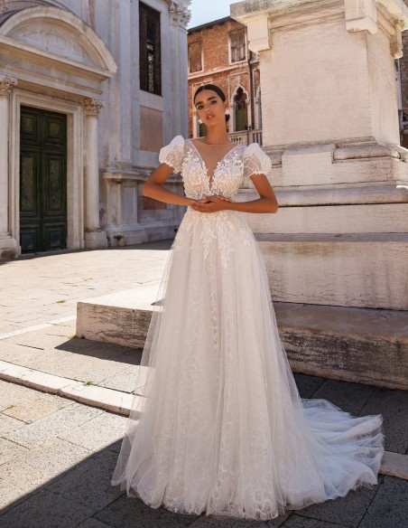 Robe longue de mariage en tulle brodé de fleurs avec manches lanternes courtes