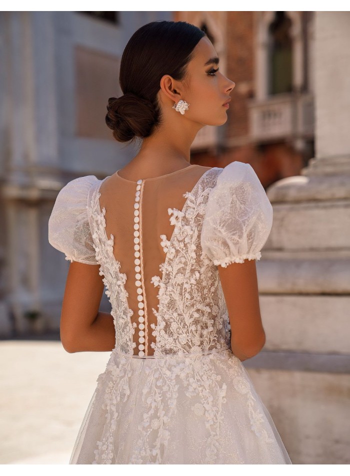 Robe longue de mariage en tulle brodé de fleurs...
