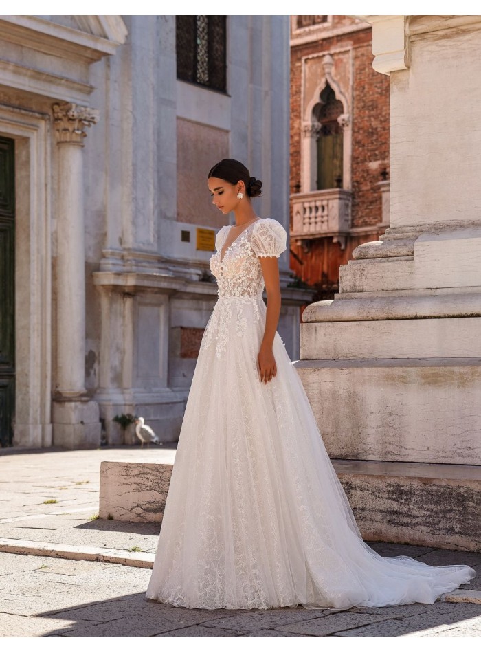 Vestido largo de novia en tul bordado de flores...