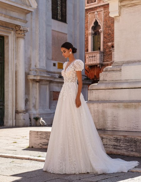 Long wedding dress in floral embroidered tulle with short lantern sleeves