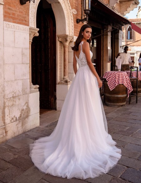 Vestido de novia largo con tirantes y falda de tul con cola