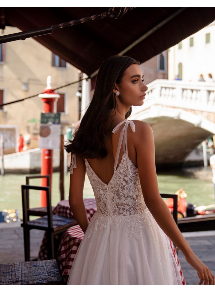 Long wedding dress with straps and tulle skirt...