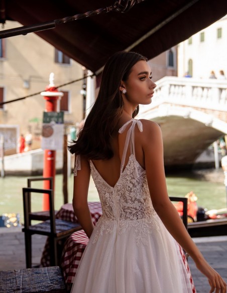 Robe longue de mariage avec bretelles et jupe en tulle avec traîne