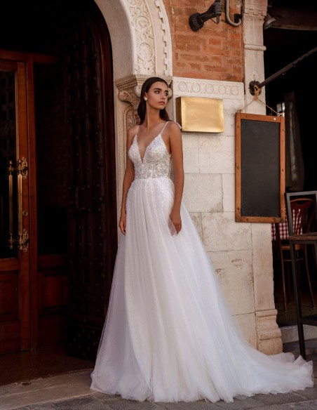 Robe longue de mariage avec bretelles et jupe en tulle avec traîne