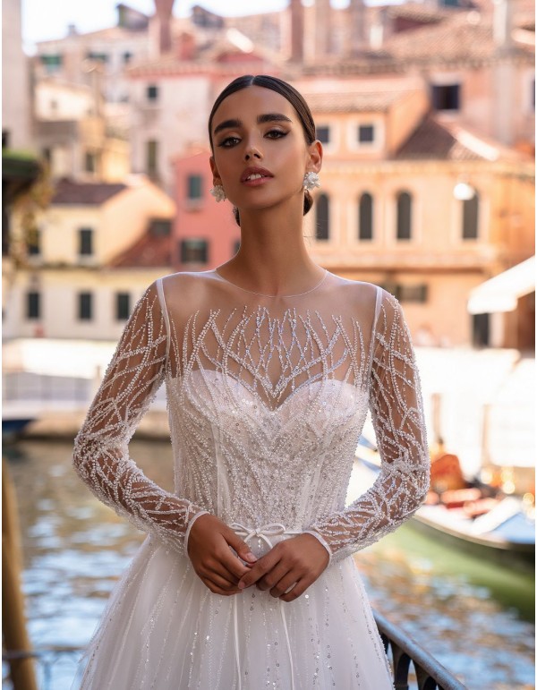 Robe de mariée longue coupe princesse avec manches...
