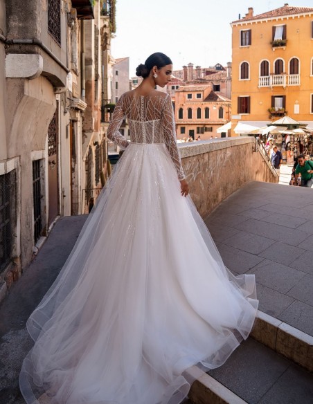 Robe de mariée longue coupe princesse avec manches longues perlées