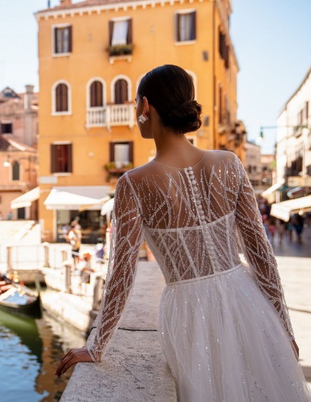 Vestido de novia largo corte princesa con manga larga de pedrería