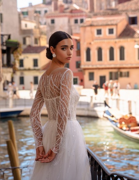 Vestido de novia largo corte princesa con manga larga de pedrería