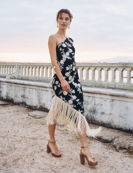 Robe de soirée midi avec une manche et un ourlet à franges