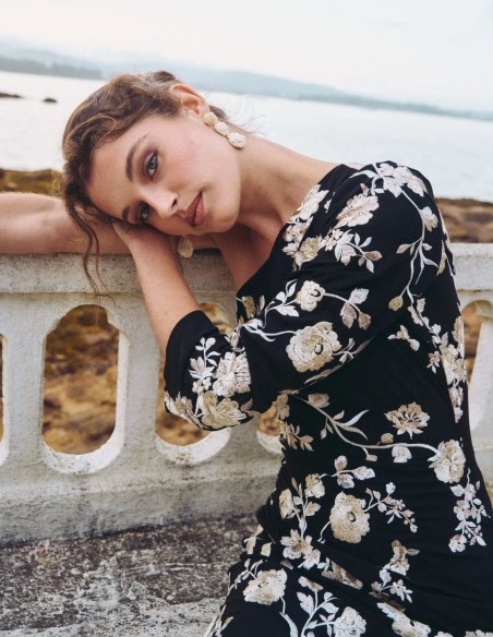 Vestido de fiesta midi con una manga y bajo de flecos