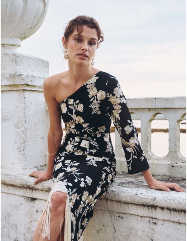 Vestido de fiesta con escote asimétrico y bajo de flecos