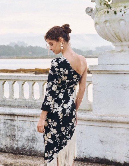 Robe de soirée midi avec une manche et un ourlet à franges