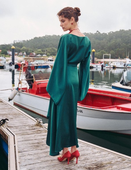 Vestido de fiesta midi con escote barco y asimetrías