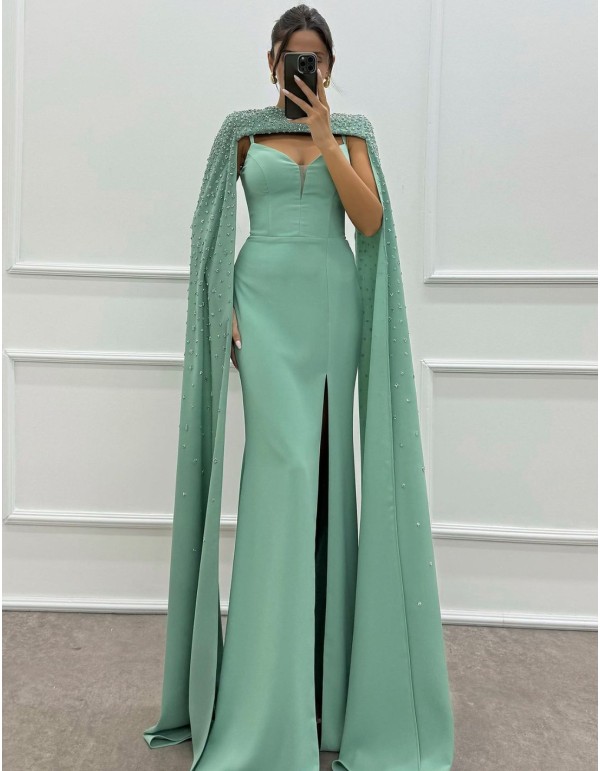 Robe longue de fête avec manches cape et détails en strass
