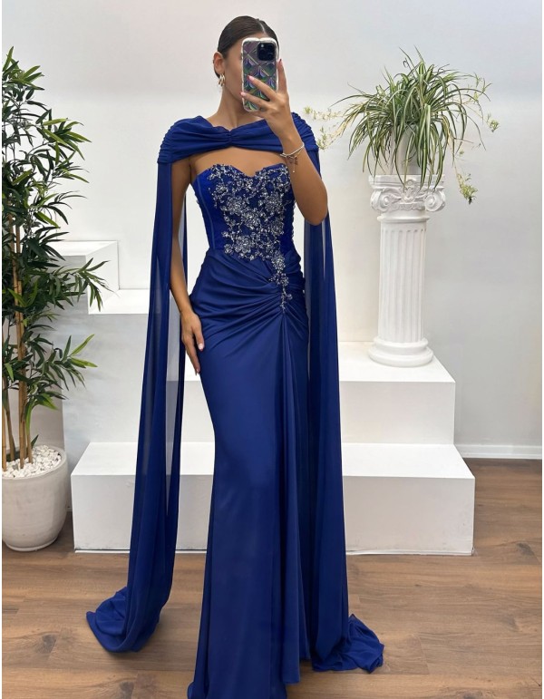Robe de soirée avec encolure en strass, détails drapés et...