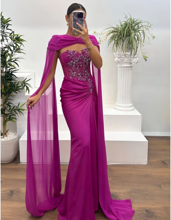 Robe de soirée avec encolure en strass, détails drapés et...