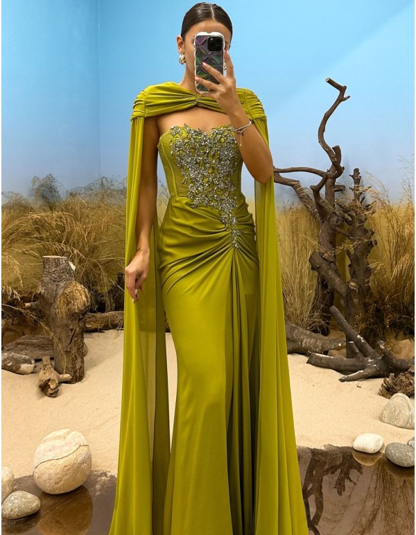 Robe de soirée avec encolure en strass, détails drapés et...