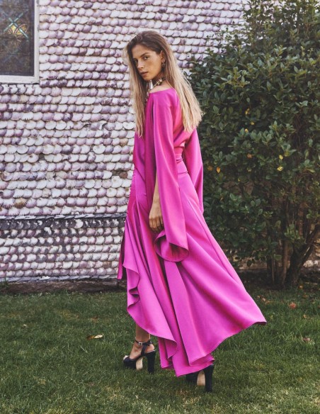 Robe asymétrique avec manches chauve-souris