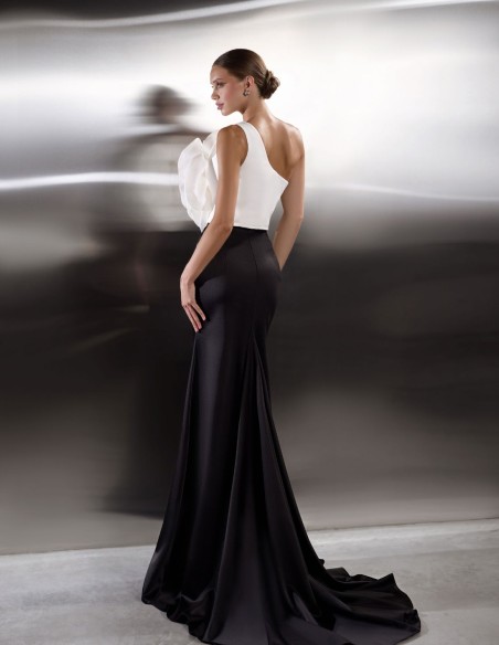 Vestido largo de fiesta asimétrico con maxi flor y falda corte sirena