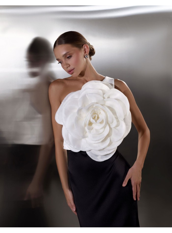 Robe longue asymétrique avec fleur maxi et jupe...