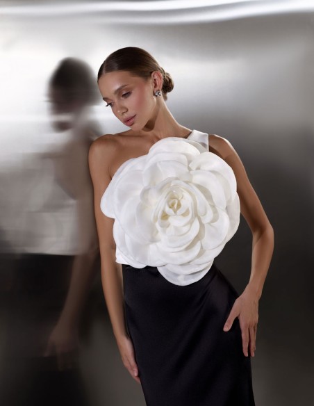 Robe longue asymétrique avec fleur maxi et jupe sirène