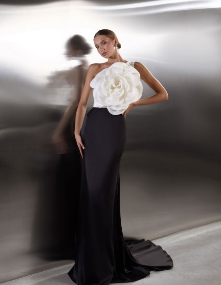 Vestido largo de fiesta asimétrico con maxi flor y falda corte sirena