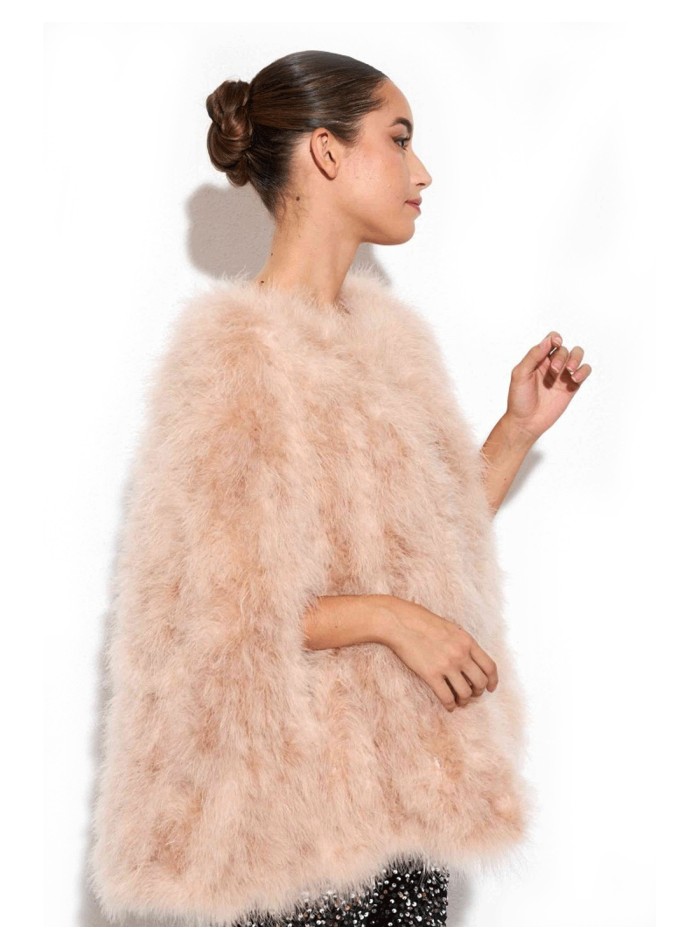 Capa de plumas de avestruz para invitada