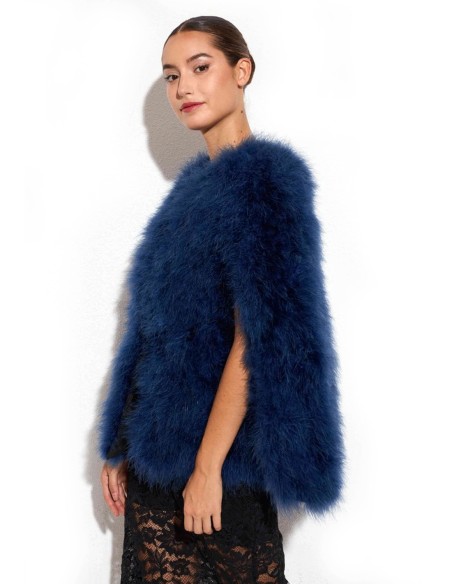 Capa de plumas de avestruz para invitada