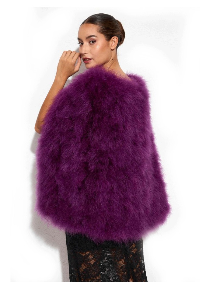 Capa de plumas de avestruz para invitada