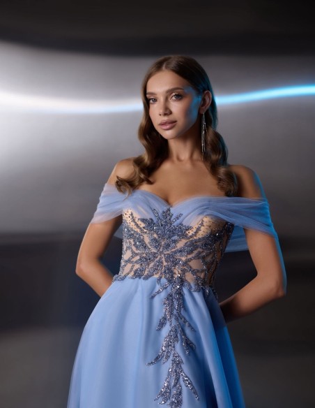 Robe longue de fête avec encolure bandeau et corsage perlé