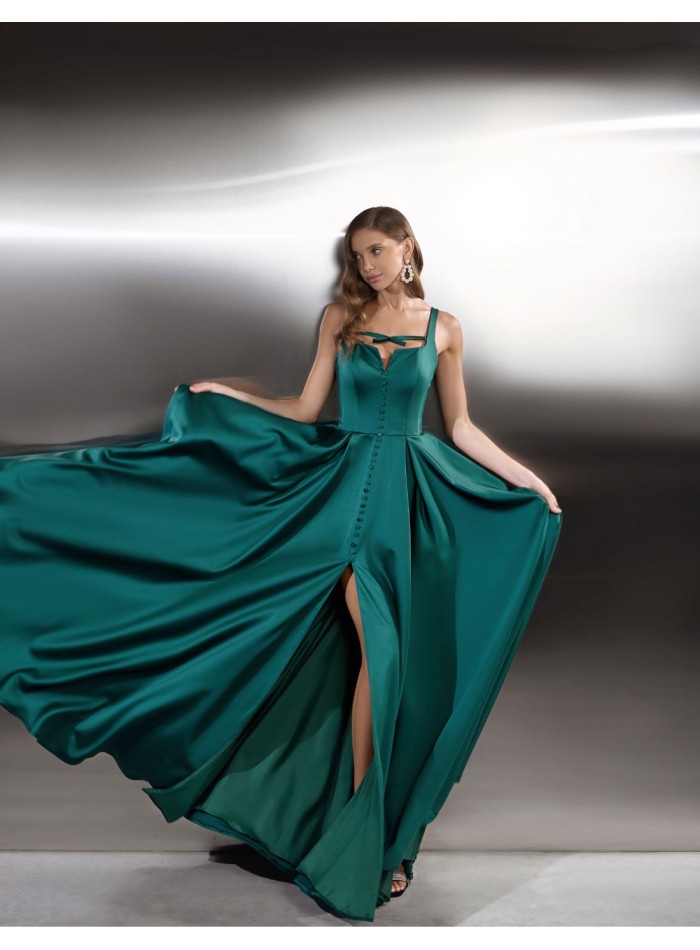 Long party dress with buttons and slit in the...