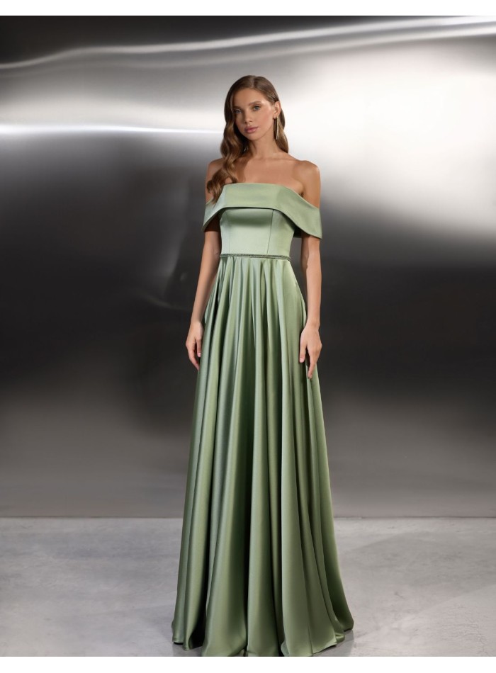 Robe longue satinée avec encolure bandeau et...